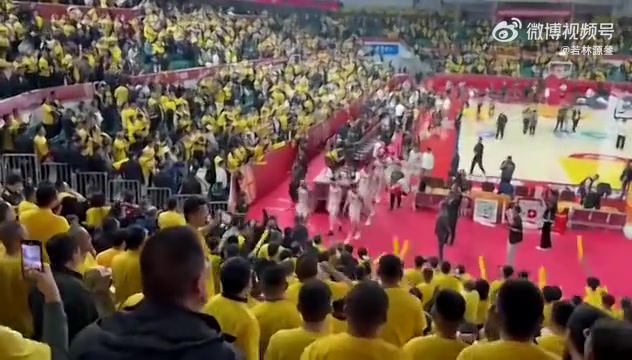 针锋相对💀杀人诛心！山西主场球迷赛后狂喊“晚安徐杰”😴